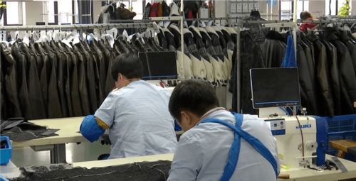 凭借一张芯片做到了标准化生产,这家服装工厂成为皮装行业 智慧工厂 典范